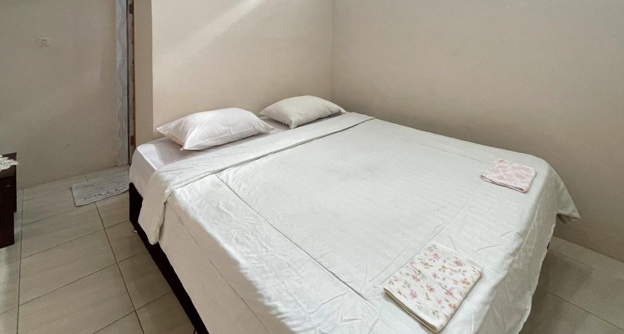 Valencia Homestay Redpartner Parapat Buitenkant foto