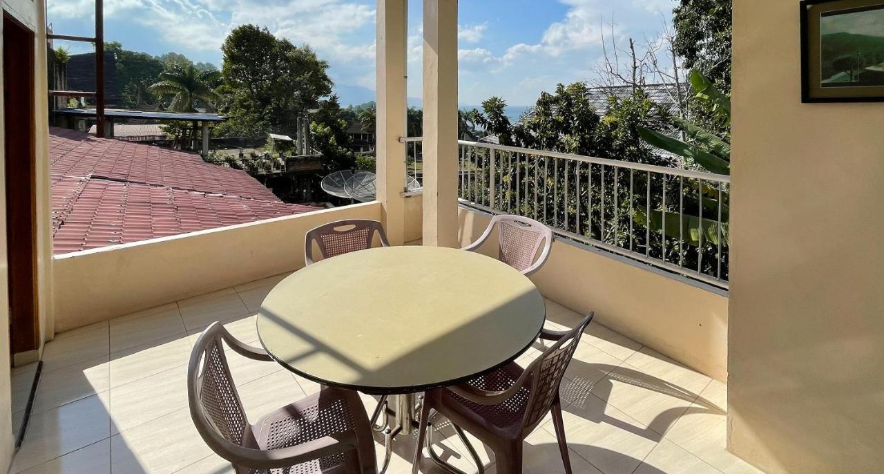 Valencia Homestay Redpartner Parapat Buitenkant foto