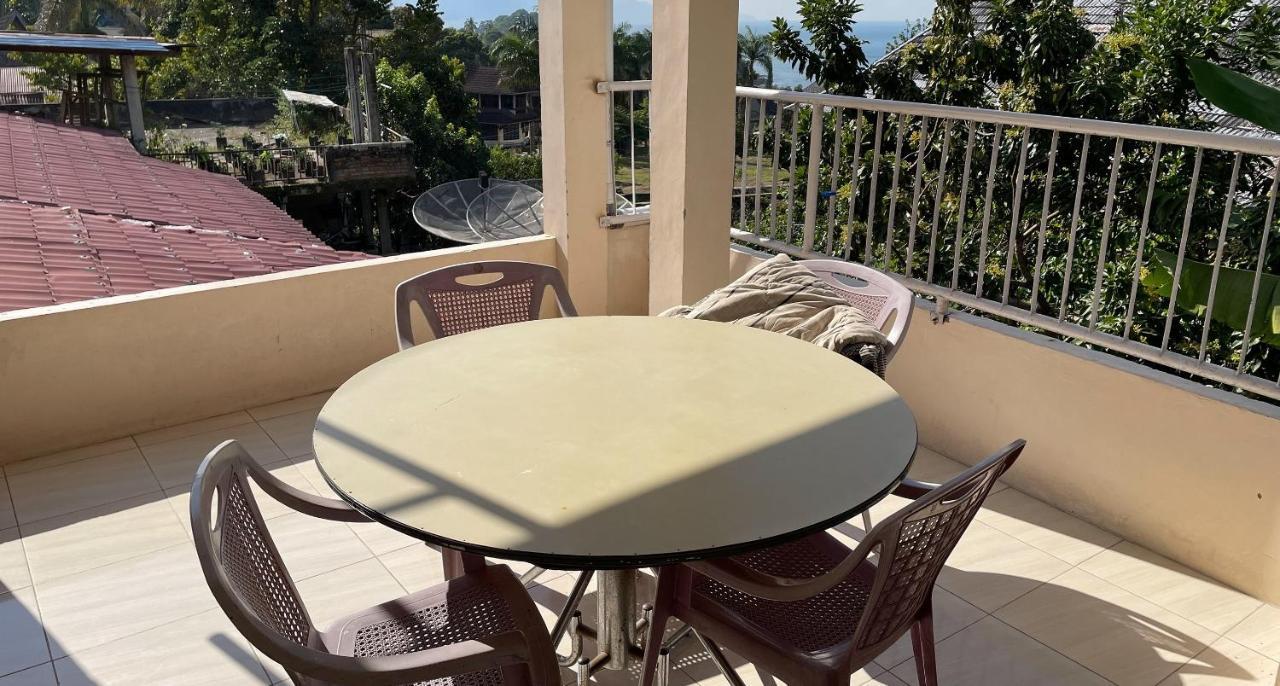 Valencia Homestay Redpartner Parapat Buitenkant foto